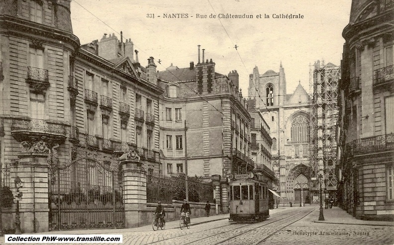 Nantes - Rue de Châteaudun et la Cathédrale.JPG